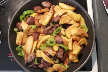 Ομελέτα με πατάτες, λουκάνικο, πιπεριές και φέτα